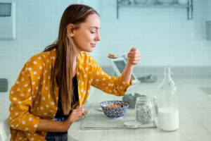 Eating slow vs fast: which one is healthier for our health