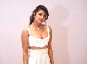 Sexy Priyanka Chopra's Raises Glam Quotient in White Outfit at Mumbai